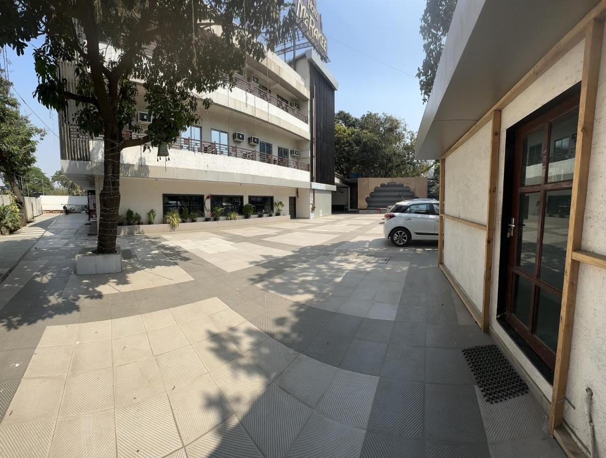 Hotel Merakee - Near Dahisar Mira Road Mumbai Экстерьер фото