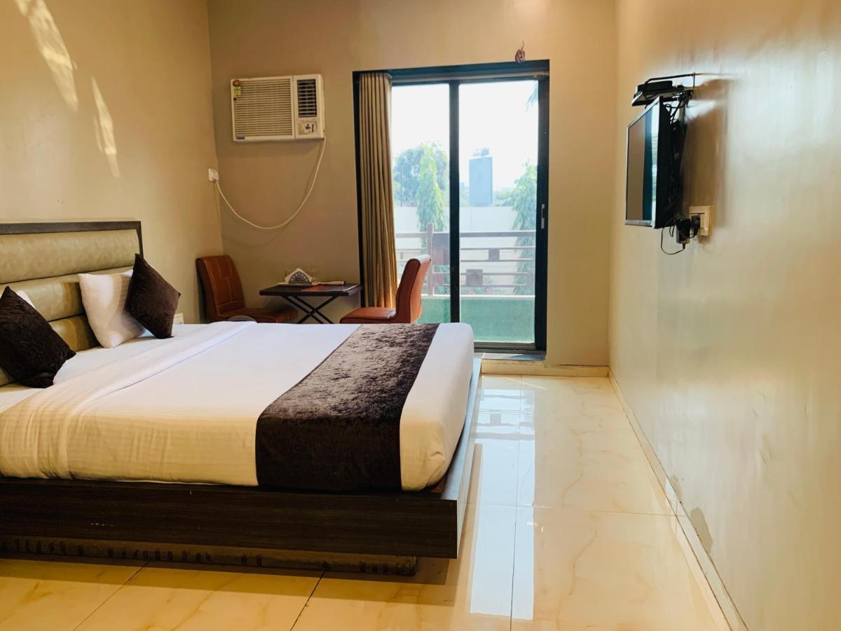 Hotel Merakee - Near Dahisar Mira Road Mumbai Экстерьер фото